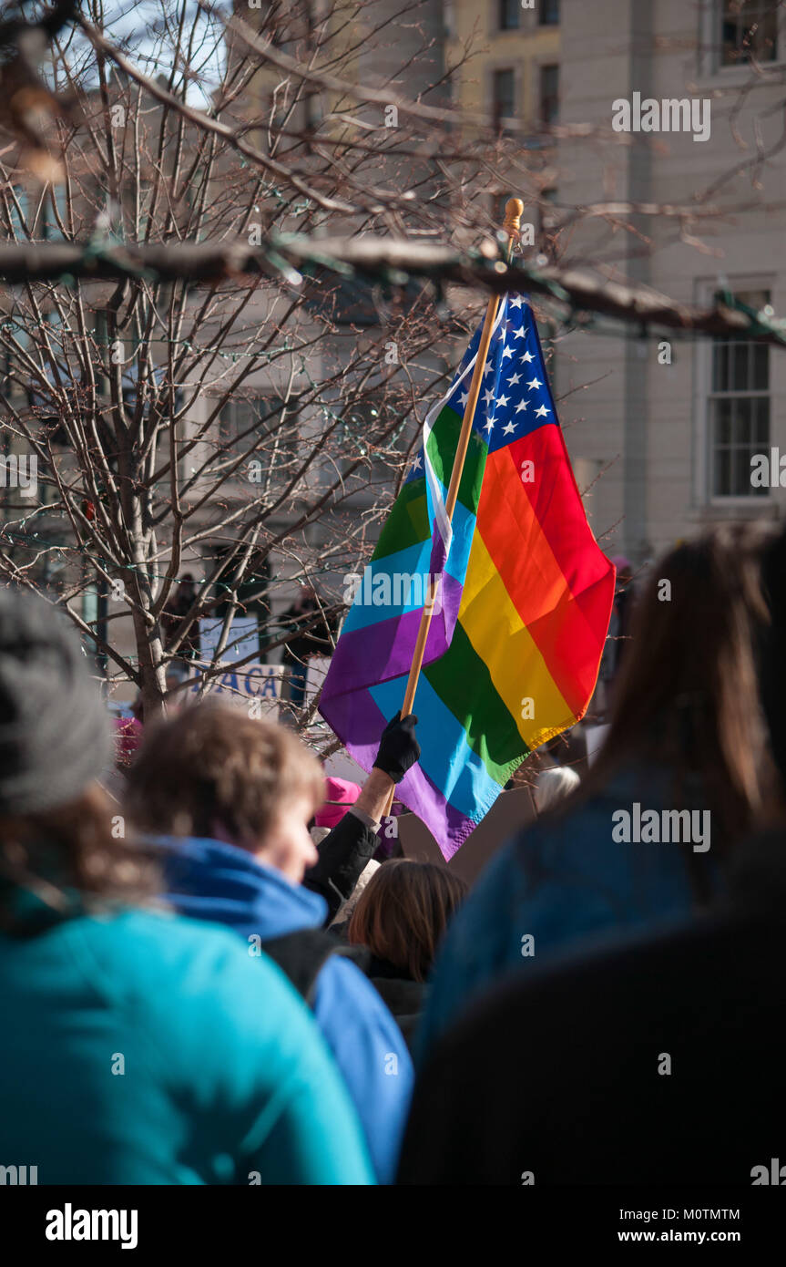 Un drapeau LGBT mouches fièrement à la Marche des femmes / rassemblement à Dayton (Ohio) le 20 janvier 2018. Banque D'Images