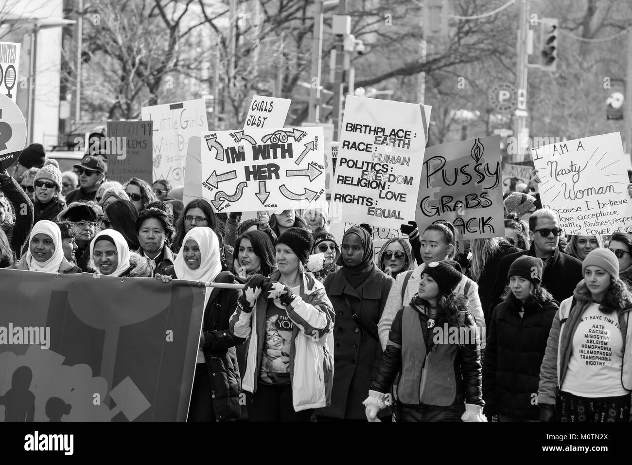 TORONTO, CANADA - MANIFESTANTS LORS DE LA MARCHE DES FEMMES SUR TORONTO : définir notre avenir. Banque D'Images