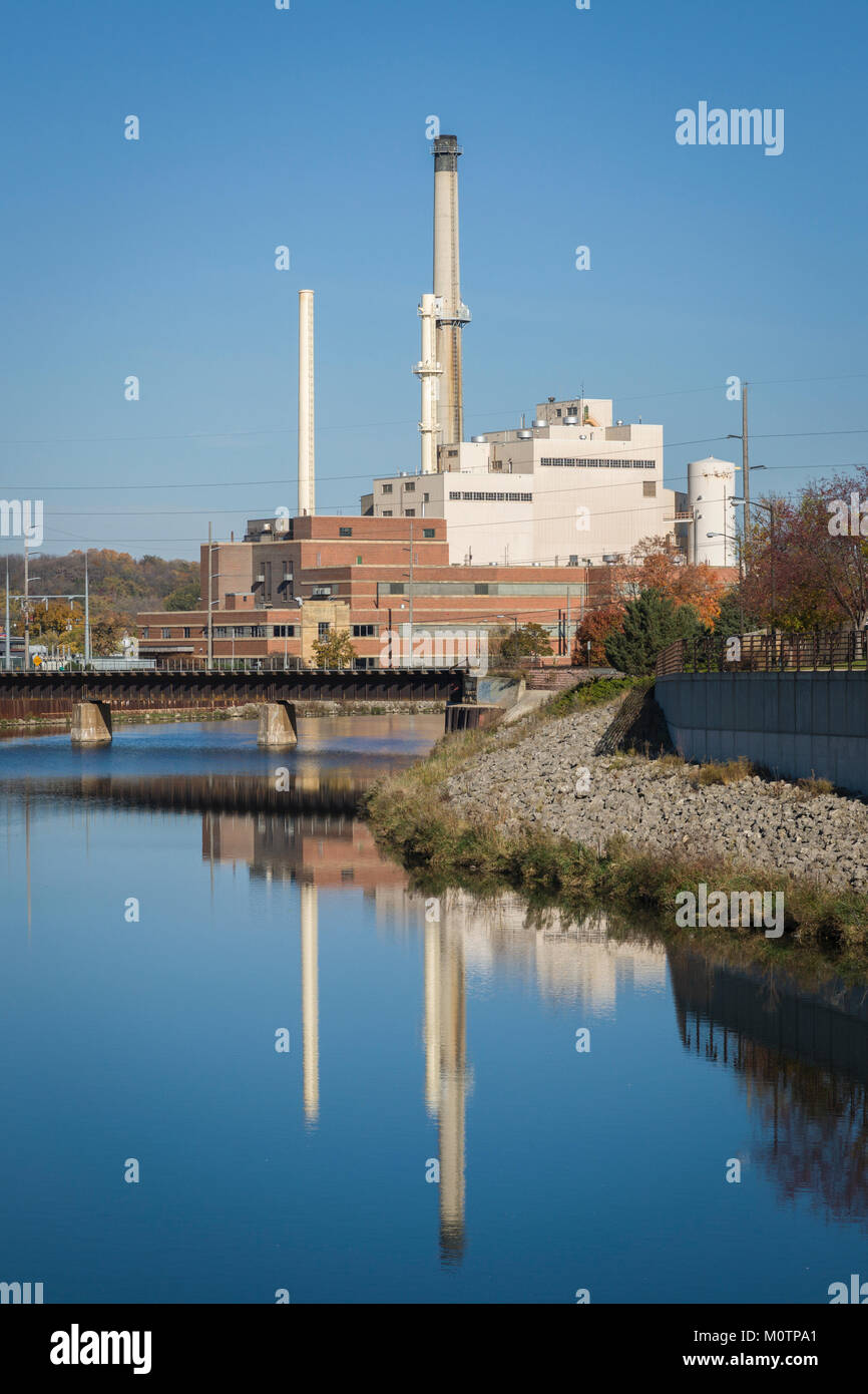 Powered de charbon végétal d'utilité publique sur la rivière Zumbro à Rochester, MN. Banque D'Images