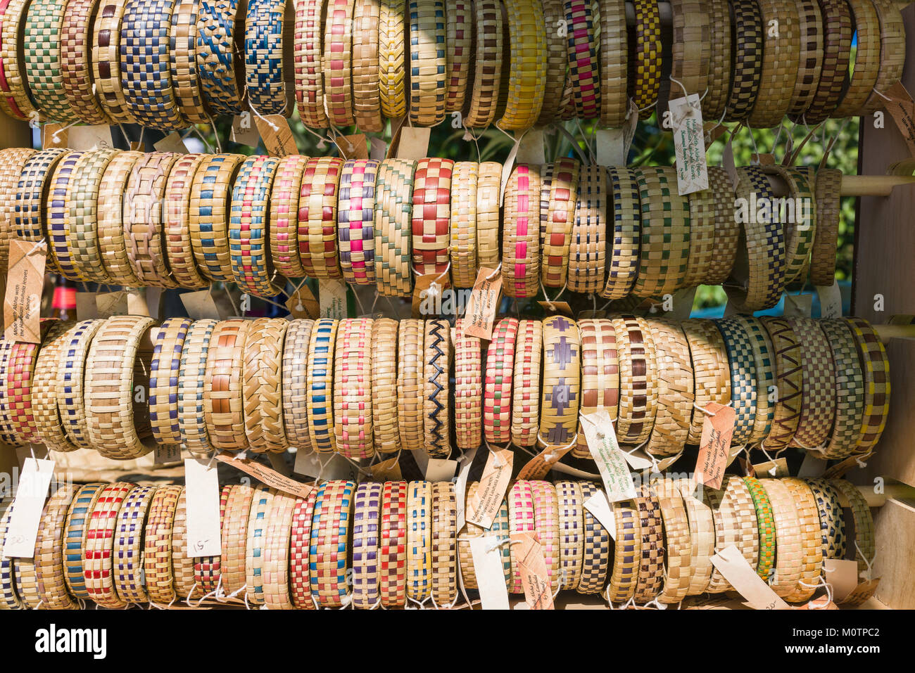 Les lauhala artisanaux bracelets en vente à foire artisanale à Hawaii. Banque D'Images