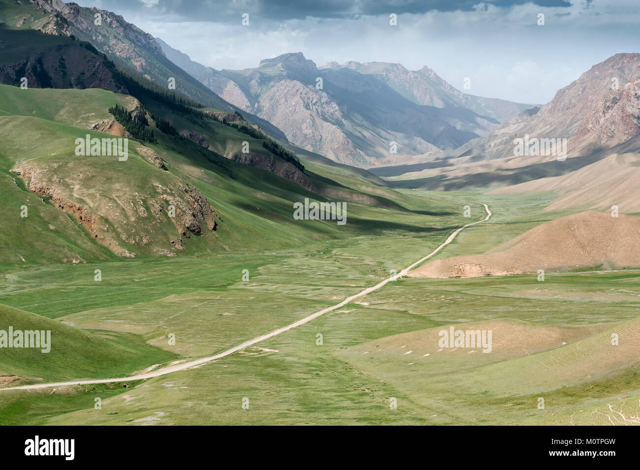 Route vers le lac Kol Chanson, Parrot pass, province de Naryn, du Kirghizistan, de l'Asie centrale Banque D'Images