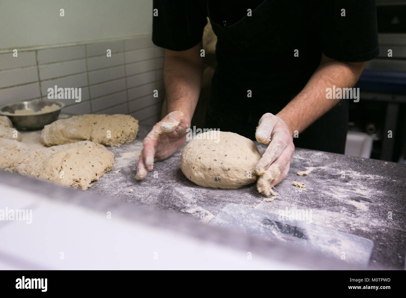 Artisan Boulanger faire du pain Banque D'Images