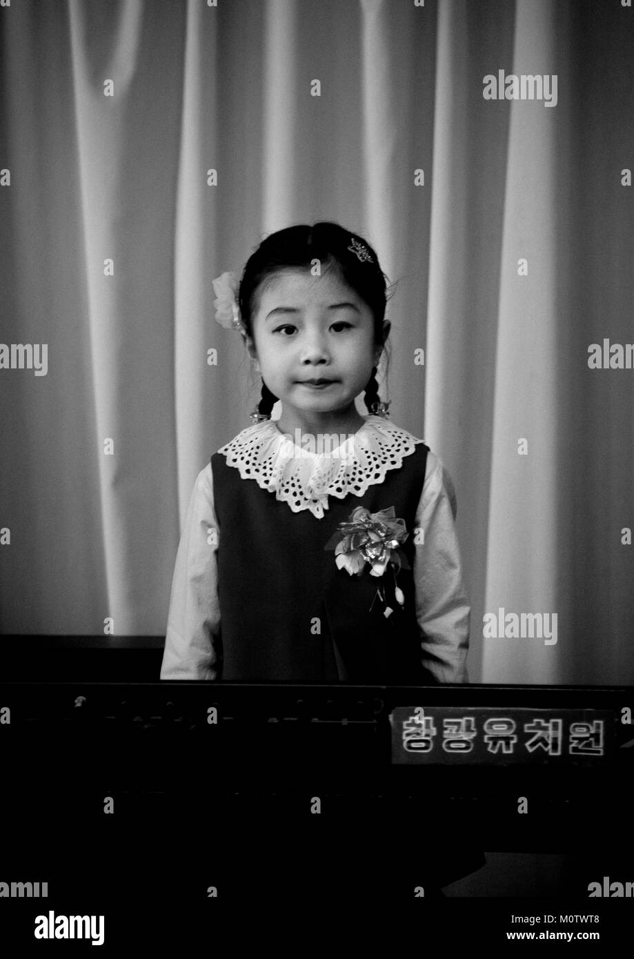 Portrait de l'écolière, la Corée du Nord de la province de Pyongan, Pyongyang, Corée du Nord Banque D'Images