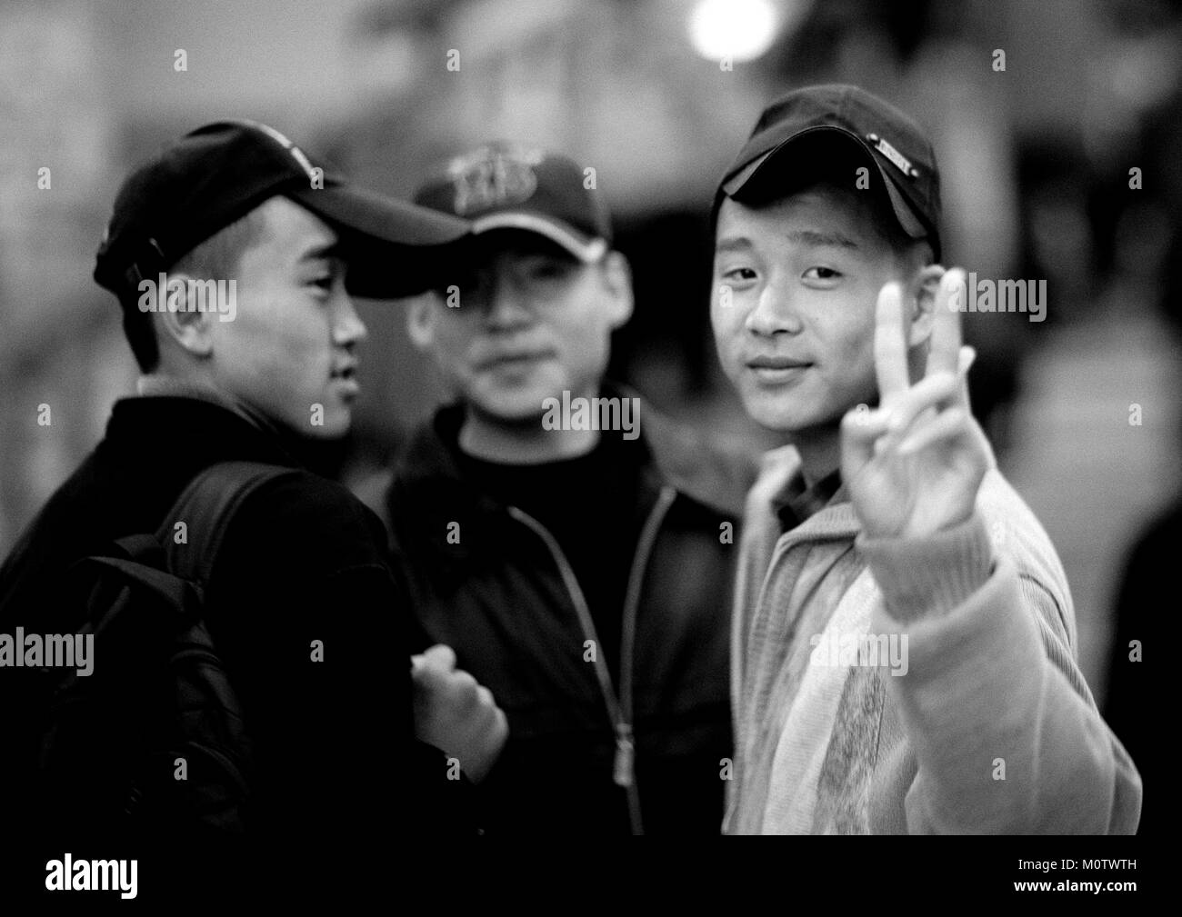 Adolescents nord-coréen portant des chapeaux dans une station de métro, de la province de Pyongan, Pyongyang, Corée du Nord Banque D'Images