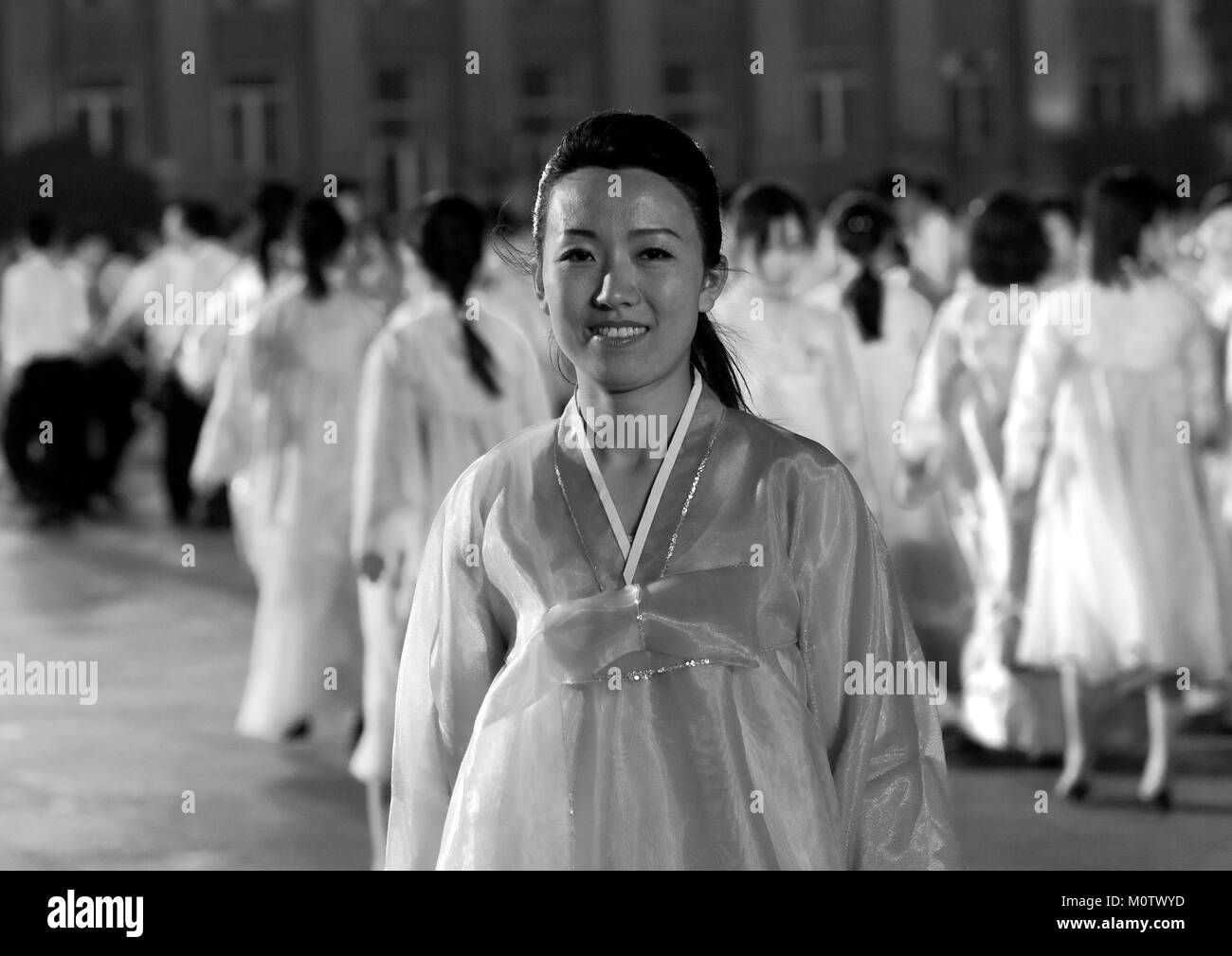 Les étudiants nord-coréens danser pour célébrer le 15 avril l'anniversaire de la naissance de Kim Il-sung sur la Place Kim Il Sung, de la province de Pyongan, Pyongyang, Corée du Nord Banque D'Images