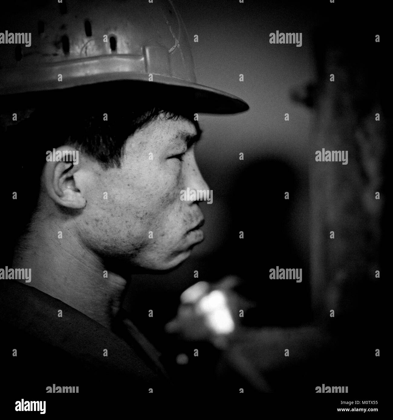 Travailleur nord-coréen avec un casque dans une aciérie, sud de la province de Pyongan, Nampho, la Corée du Nord Banque D'Images