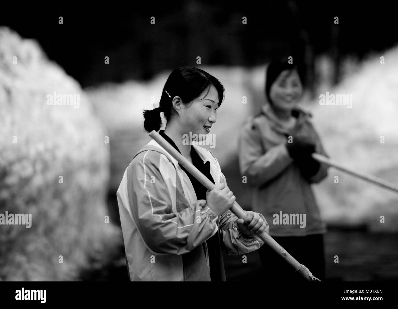 Les jeunes femmes de la Corée du Nord l'enlèvement de la neige à Kim Jong Il's home, Ryanggang Province, Samjiyon, la Corée du Nord Banque D'Images