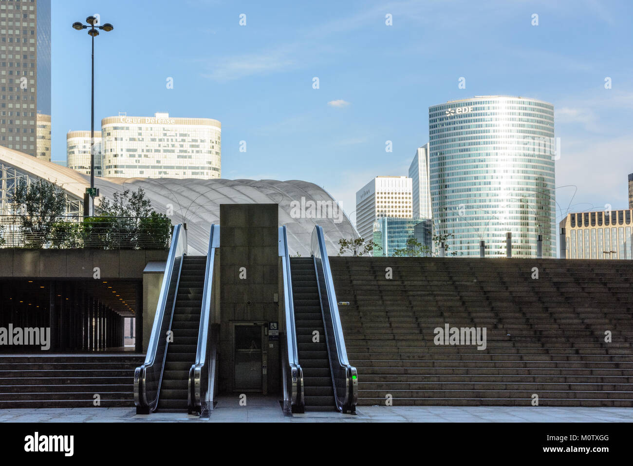 Escaliers mécaniques à Paris La Défense, quartier résidentiel et commercial avec le cnit shopping mall et tours de bureaux à l'arrière-plan. Banque D'Images