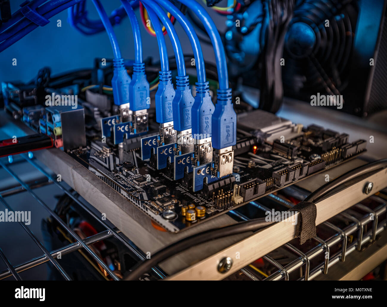 Cryptocurrency mining rig PCIe extenders branché à la carte mère Banque D'Images