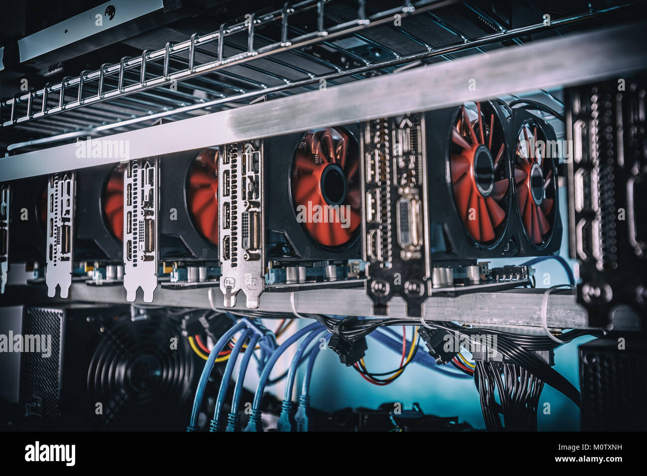 Cryptocurrency mining rig en utilisant des cartes graphiques pour extraire de l'cryptocurrency numériques tels que l'Ethereum bitcoin, et d'autres altcoins. Banque D'Images