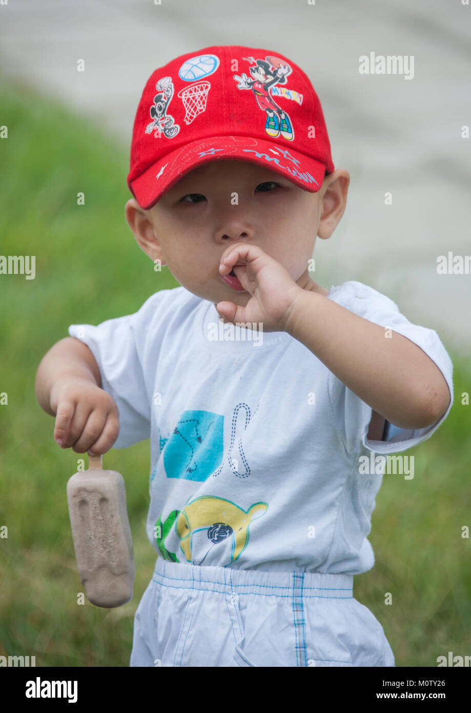 Portrait d'un enfant en Corée du Nord avec un chapeau de Mickey Mouse de  manger une glace, de la province de Pyongan, Pyongyang, Corée du Nord Photo  Stock - Alamy