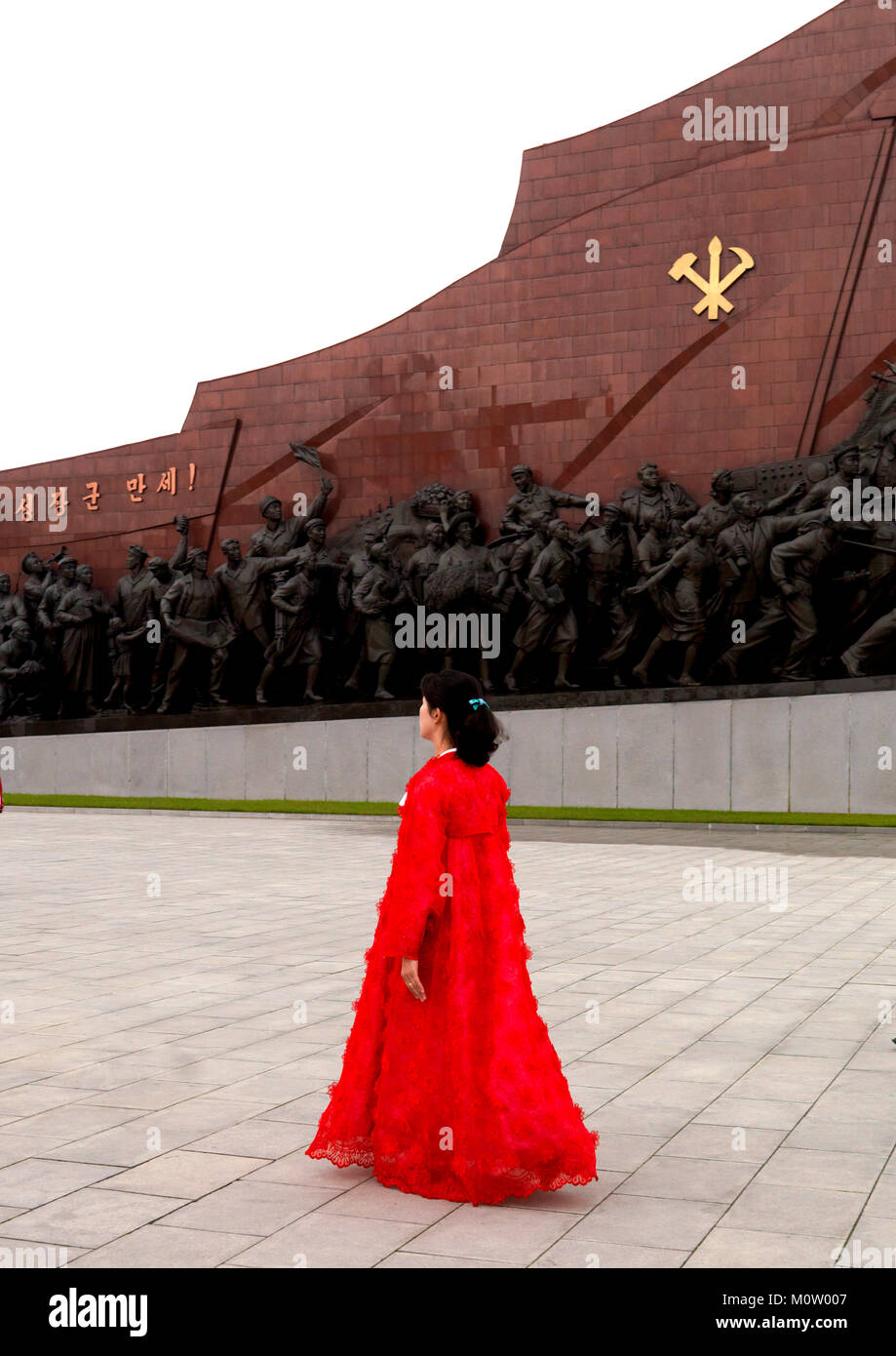 Femme en rouge nord-coréen choson-ot en troupe artistique Mansudae grand monument, de la province de Pyongan, Pyongyang, Corée du Nord Banque D'Images