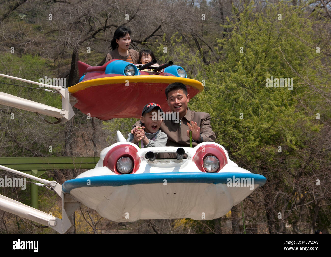 Les gens de la Corée du Nord s'amusant sur une soucoupe volante attraction de Taesongsan fête foraine, de la province de Pyongan, Pyongyang, Corée du Nord Banque D'Images