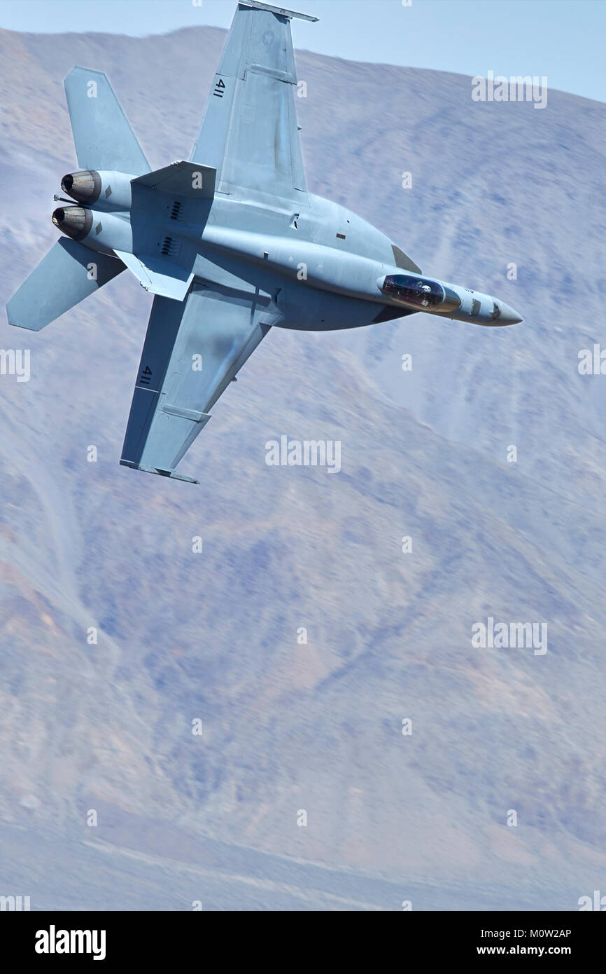 United States Navy F/A-18E Super Hornet, Jet Fighter Bomber, numéro 411 de queue, plongée dans la Panamint Valley, Californie, USA. Banque D'Images