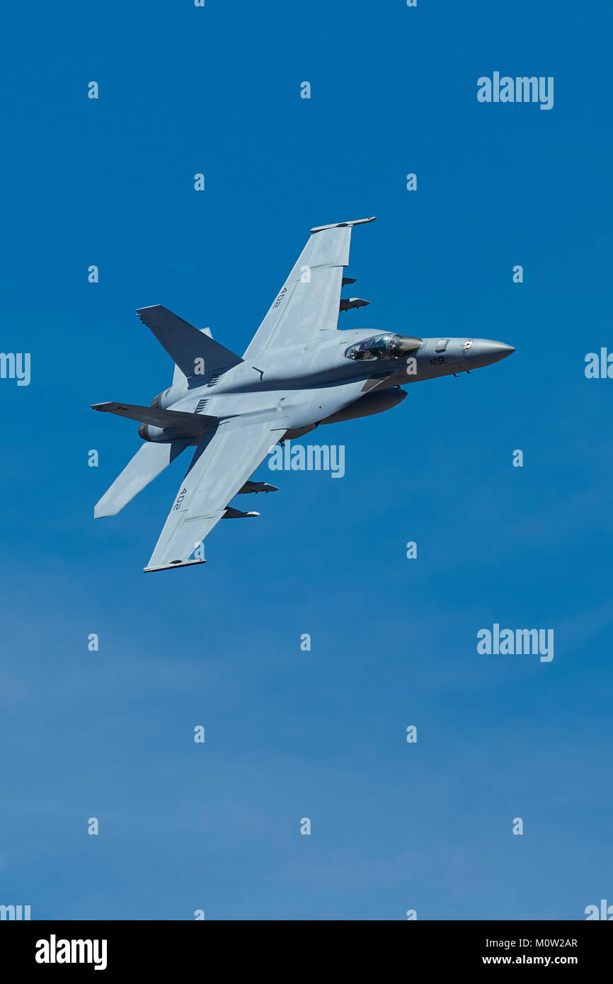 United States Navy F/A-18E Super Hornet Jet Fighter 402 Numéro de queue de VFA-25 Vol au-dessus de la Californie et isolés contre un ciel bleu clair. Banque D'Images