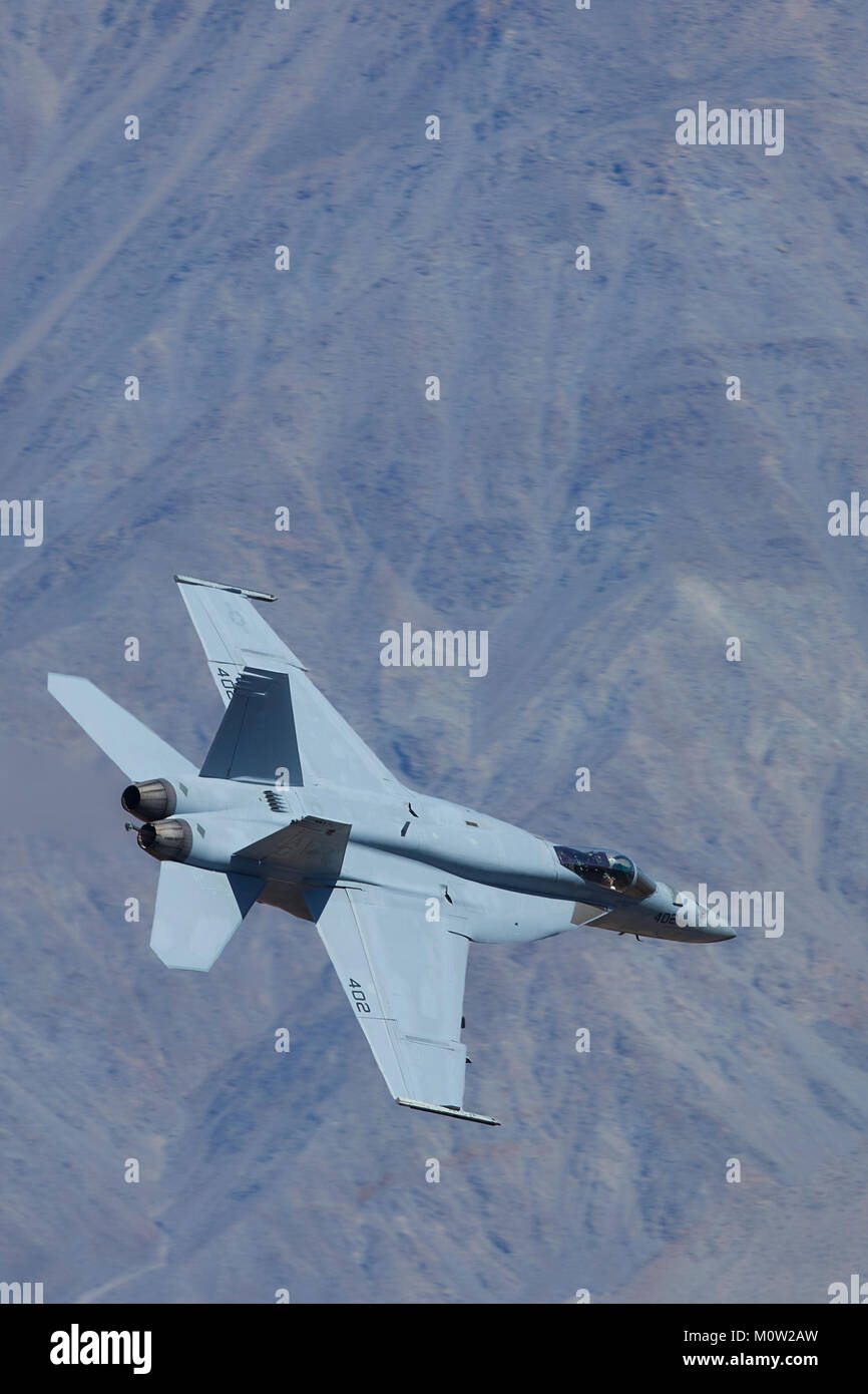 United States Navy F/A-18E Super Hornet Jet Fighter 402 Numéro de queue de VFA-25 survolant la Death Valley National Park, California, USA. Banque D'Images