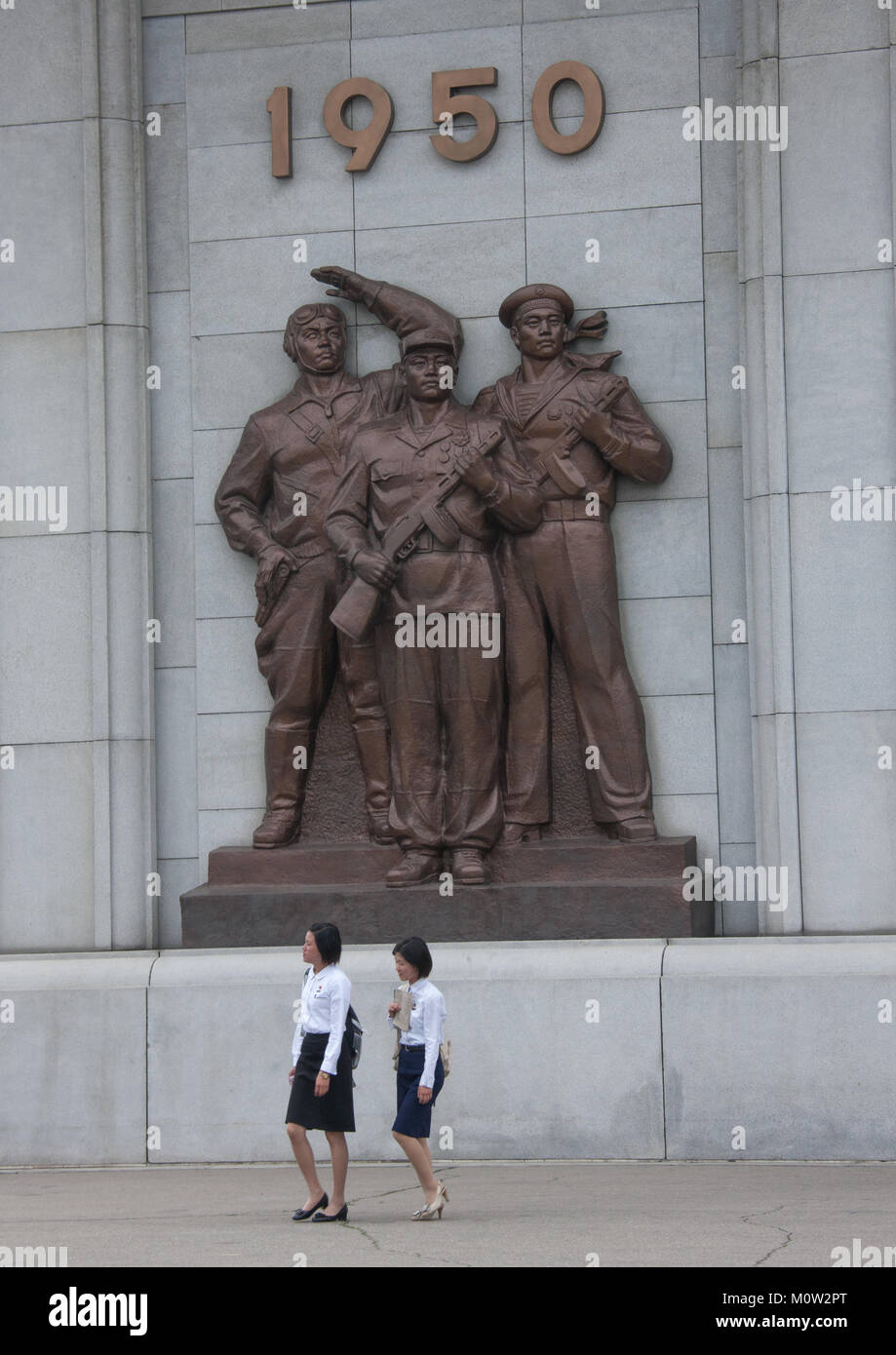 Les jeunes femmes de la Corée du Nord en passant devant l'arc de trimuph statue, soldats de la province de Pyongan, Pyongyang, Corée du Nord Banque D'Images