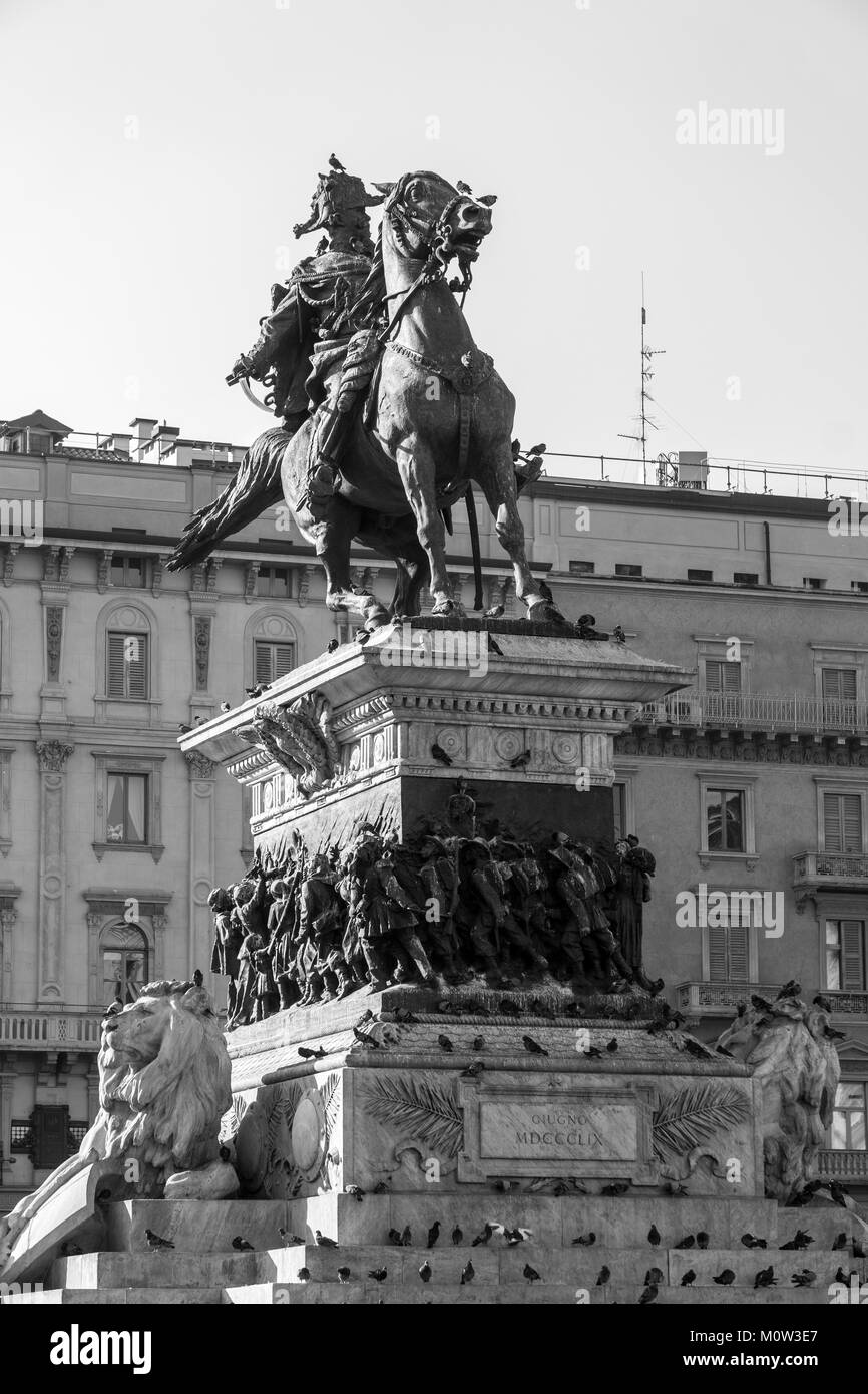 Italie,Lombardie,Milan,la place du Duomo,Vittorio Emanuele II statue Banque D'Images