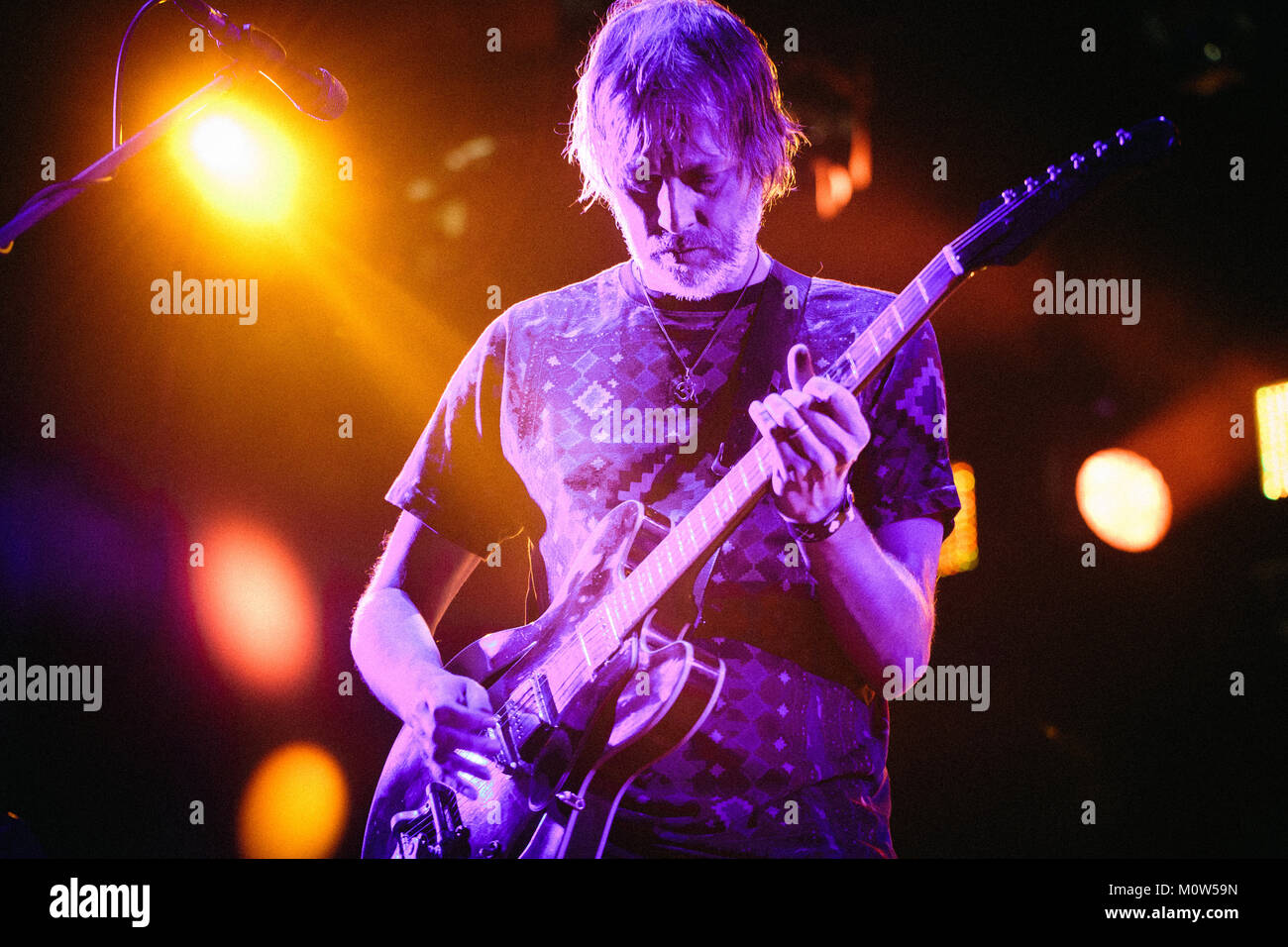 Le groupe britannique The Ride effectue un concert live à la Polish music festival Off Festival 2015 à Katowice. Musicien ici et le guitariste Andy Bell est représenté sur scène. Pologne, 08/08 2015. Banque D'Images