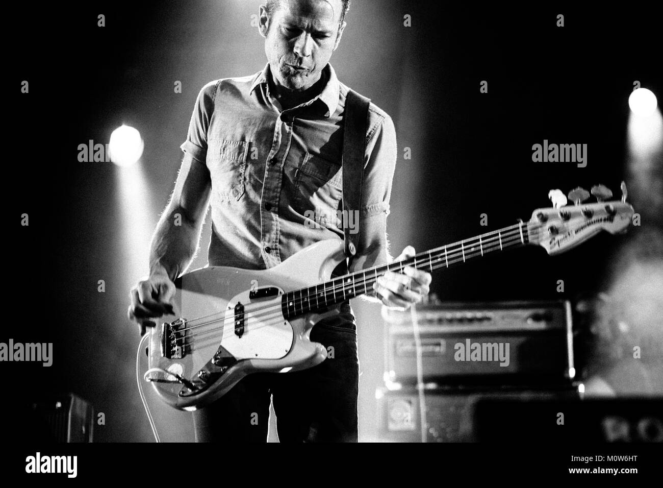 Le groupe de rock indépendant américain Deerhunter effectue un concert live à l'Arena Stade au Roskilde Festival 2014. Ici le bassiste Josh McKay est représenté sur scène. Danemark 06.07.2014. Banque D'Images