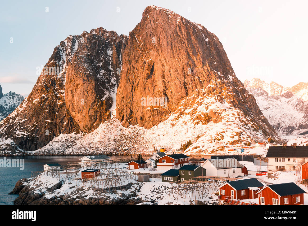 Hamnoy, îles Lofoten, Norvège. L'hiver en vue d'une journée ensoleillée Banque D'Images