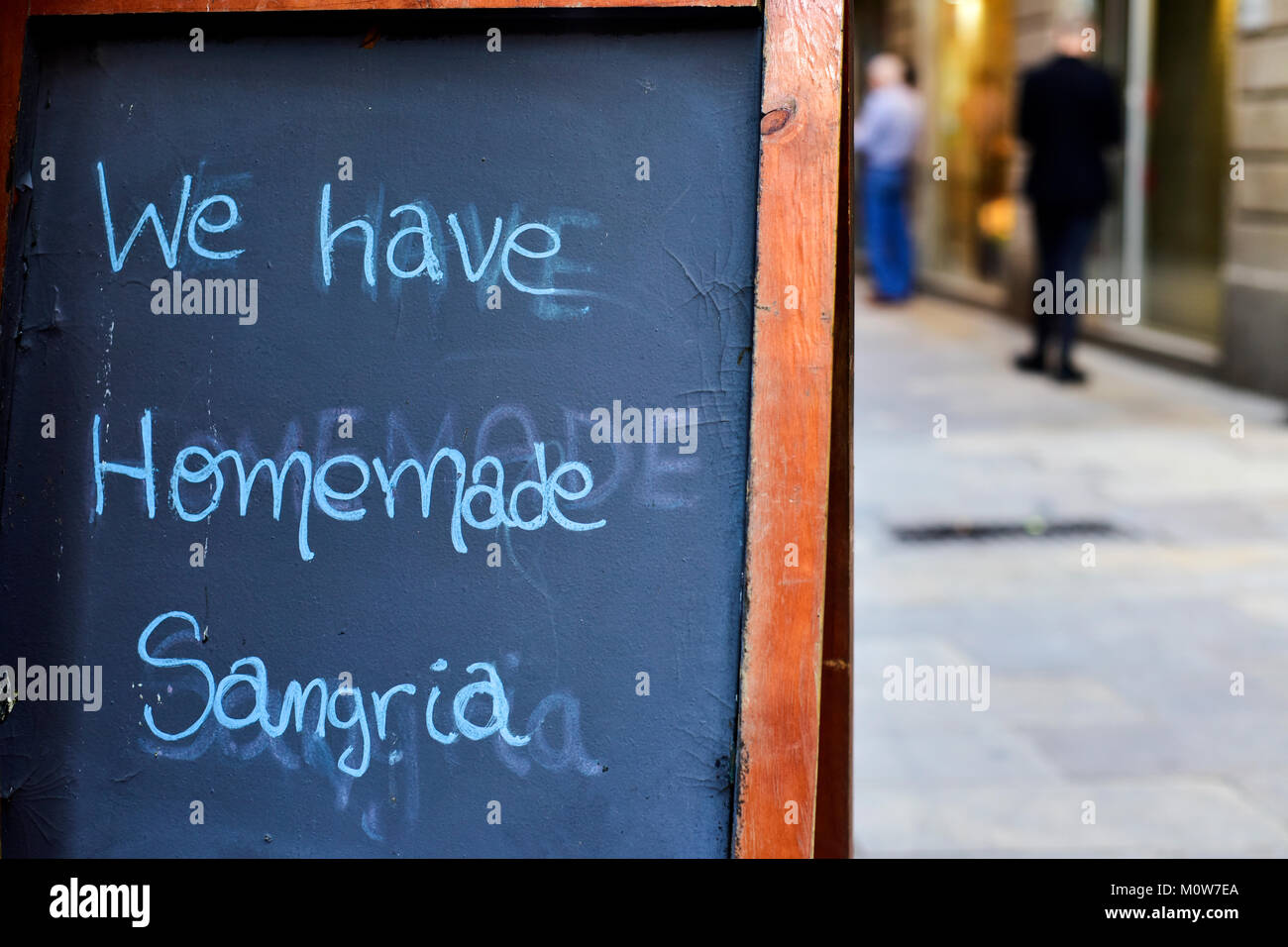 Gros plan du tableau d'un menu avec le texte que nous avons des sangria écrits en C, en face d'un restaurant dans une rue piétonne de Barcelone, S Banque D'Images