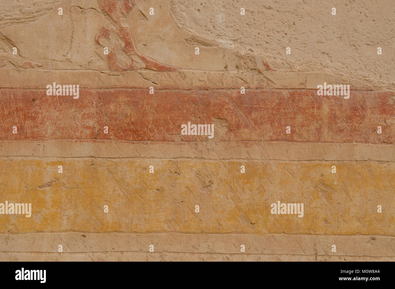 La texture des pierres dans les temples égyptiens. Des hiéroglyphes écrits sur les murs anciens pharaons dans un vieux temple Banque D'Images