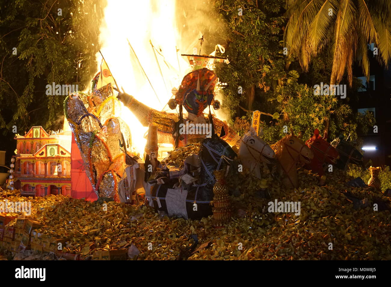Effigie géante du Tai Su Ouais, plié lingots et joss paper entassés sur la route et brûlé comme l'épargne à la dernière nuit du Festival Esprit affamé Banque D'Images