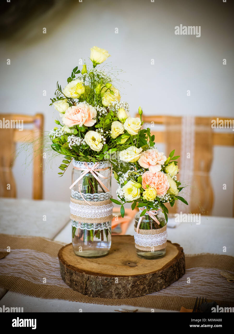 Bougies dans l'intérieur. home decor. Bougie et pommes de pin. Les bougies blanches décoratives se tiennent sur une tranche de bois. La maison de campagne décoration est dans l'régulièrement l Banque D'Images