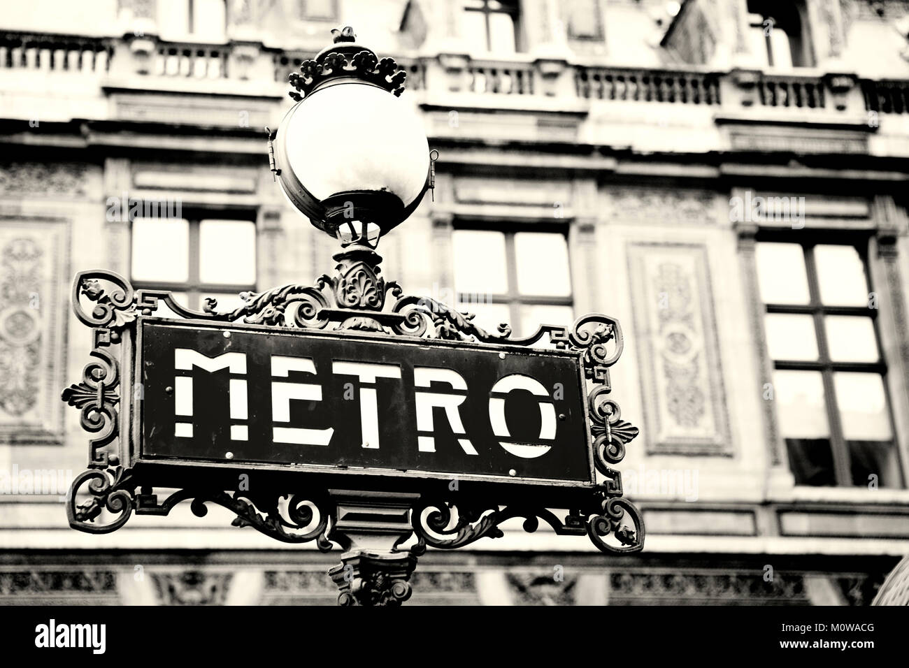 Panneau d'entrée du métro Art Nouveau Paris sur fond magnifique, style vintage. Gros plan, mise au point sélective. Décembre 2011. Banque D'Images