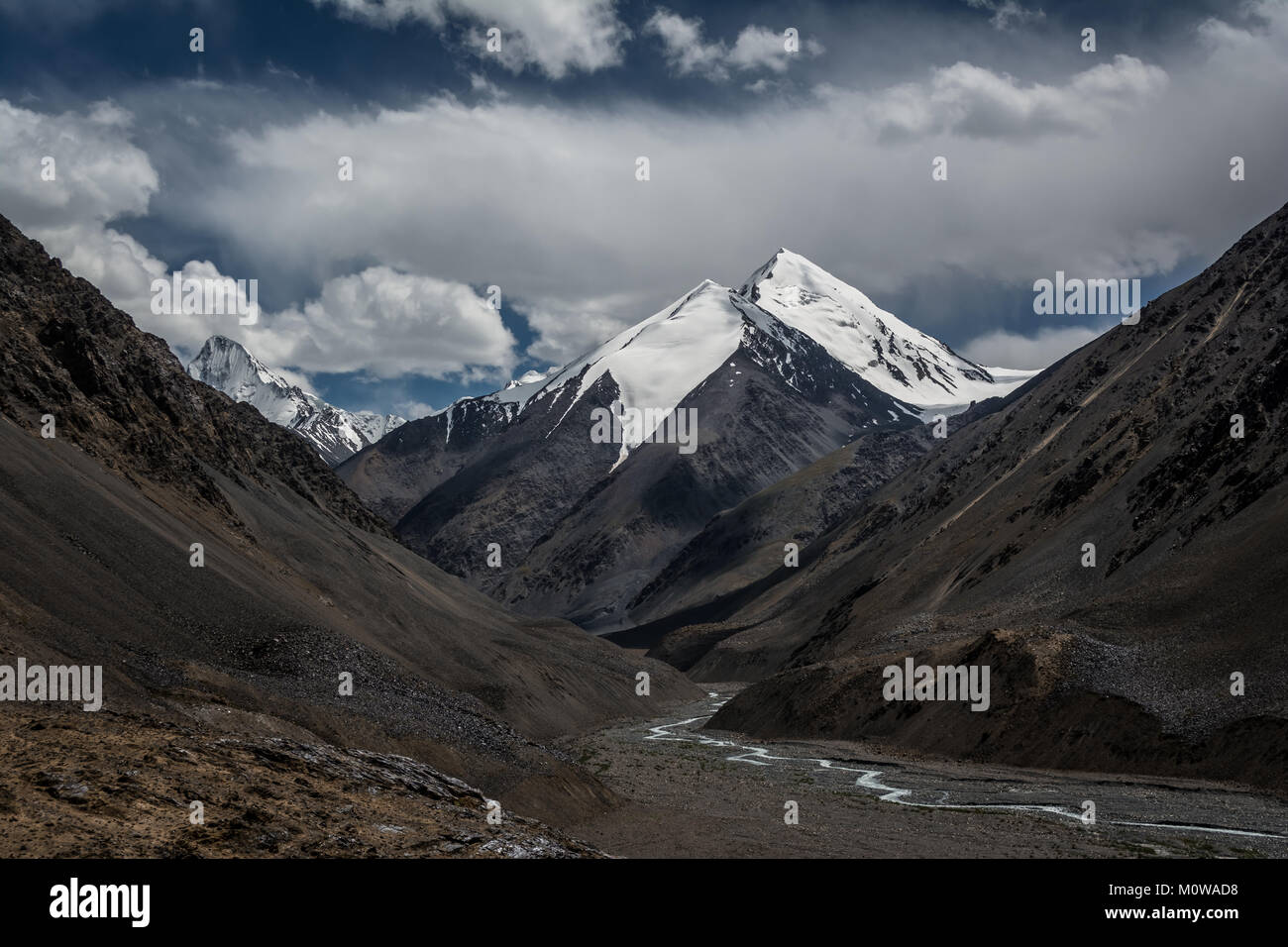 R-S Chapchingal J (altitude : 6483 mètres), le Pakistan. Le pic dans la gamme Karakoram avec une belle forme, se distingue en raison de l'importance. C'est Banque D'Images