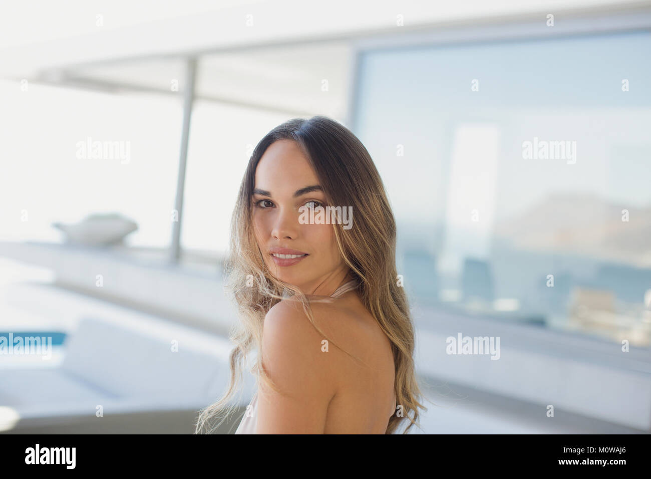 Portrait confiant, belle femme Banque D'Images