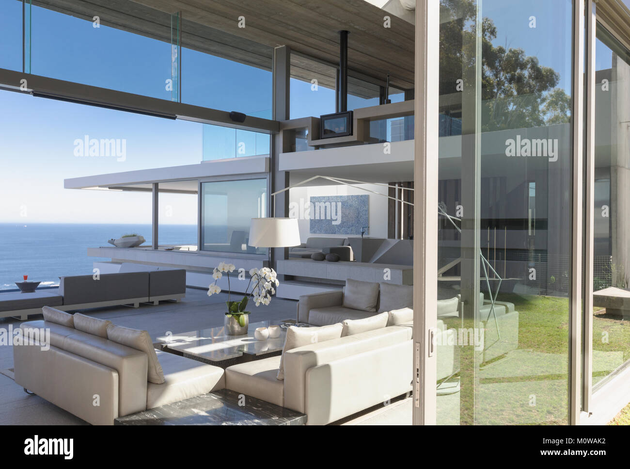 Home vitrine de luxe moderne, salon intérieur avec vue sur l'océan Banque D'Images