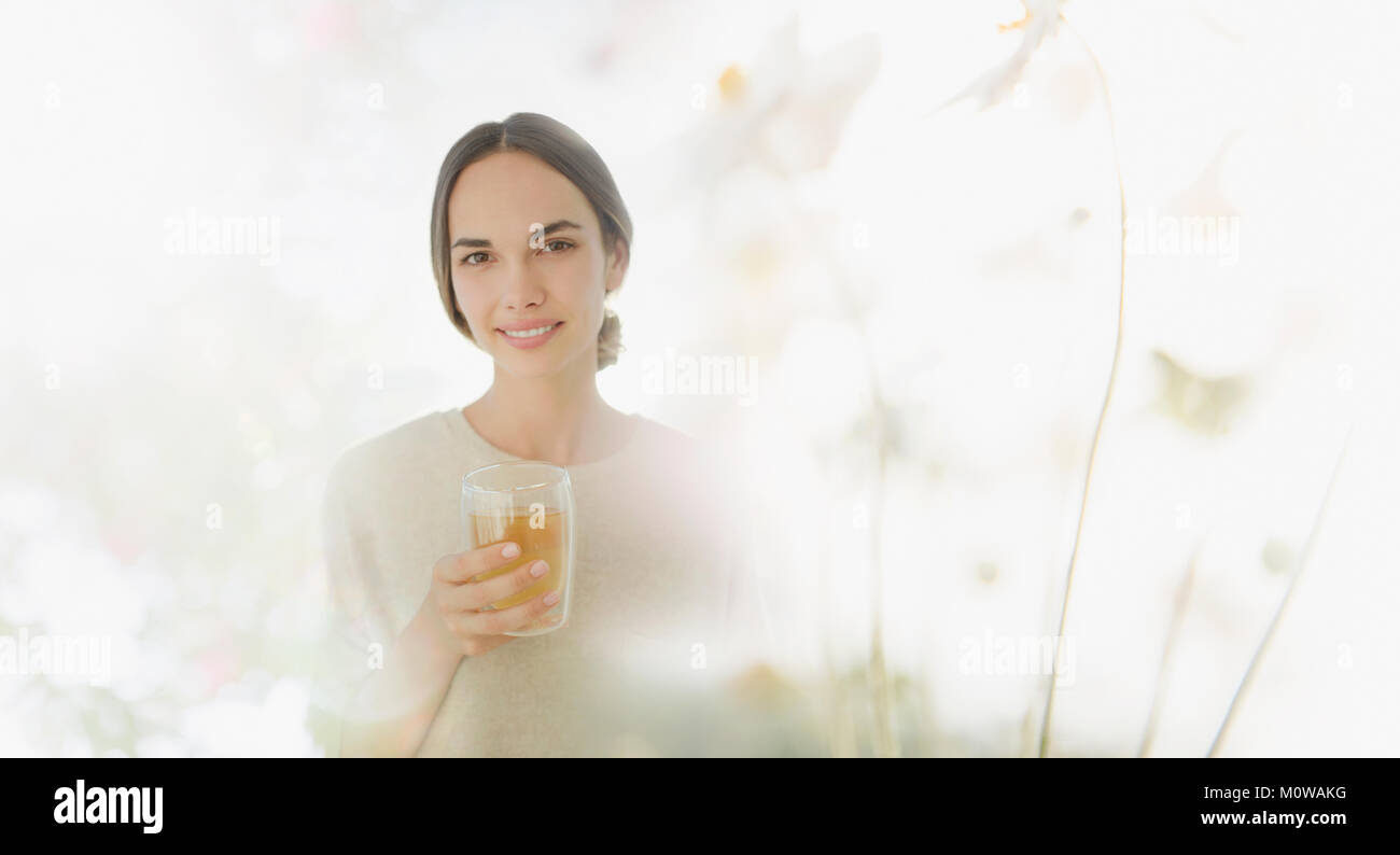 Portrait of smiling woman drinking juice Banque D'Images