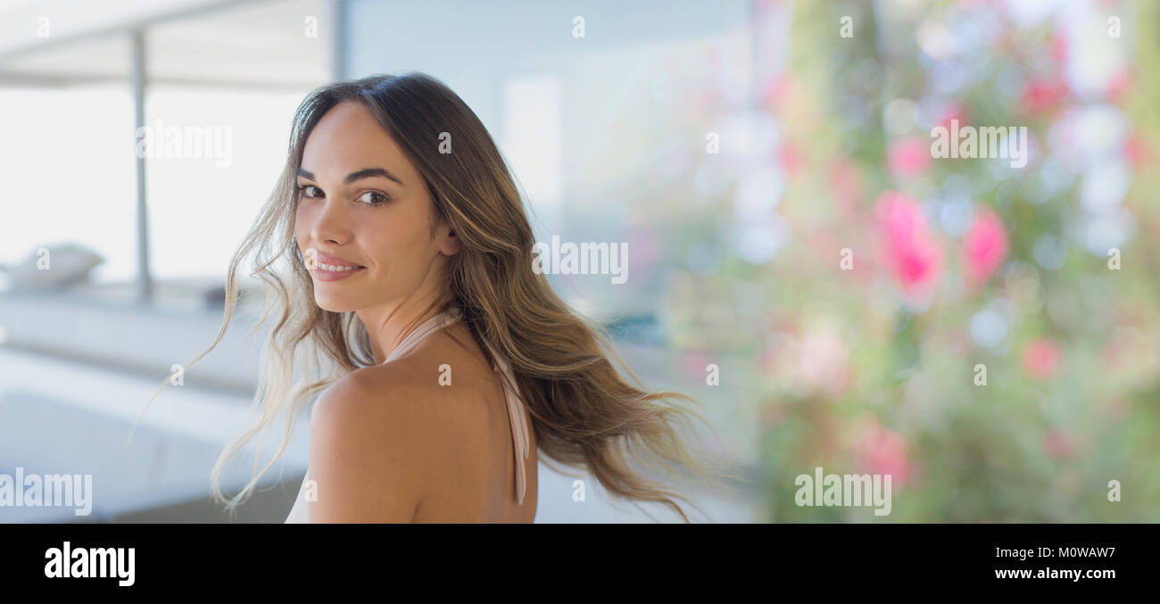 Portrait souriant, confiant femme tournant Banque D'Images