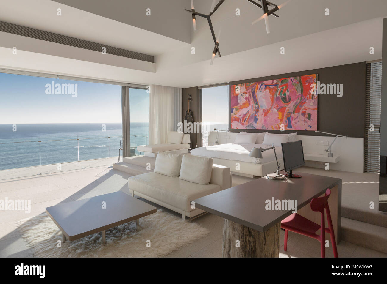 Home vitrine de luxe moderne, chambre avec vue sur l'océan ensoleillé Banque D'Images