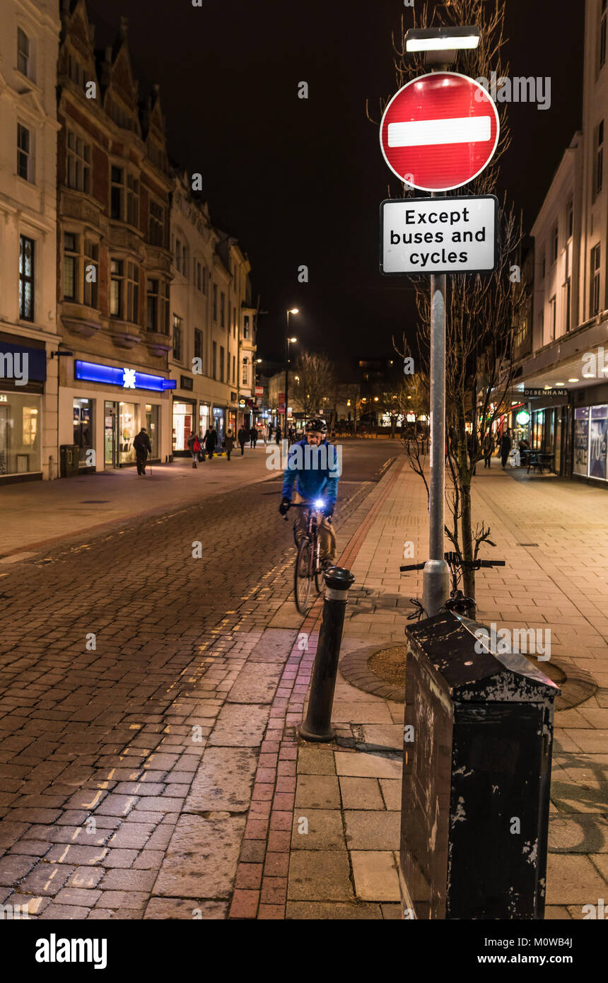 Aucun signe d'entrée dans une zone commerçante piétonne route de nuit à Worthing, West Sussex, Angleterre, Royaume-Uni. Banque D'Images