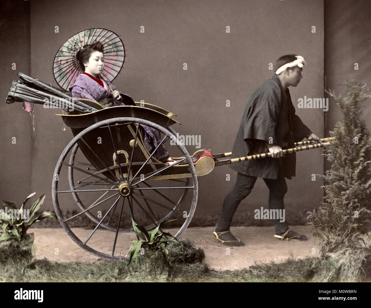 C. 1880 Japon - femme dans un pousse-pousse Banque D'Images