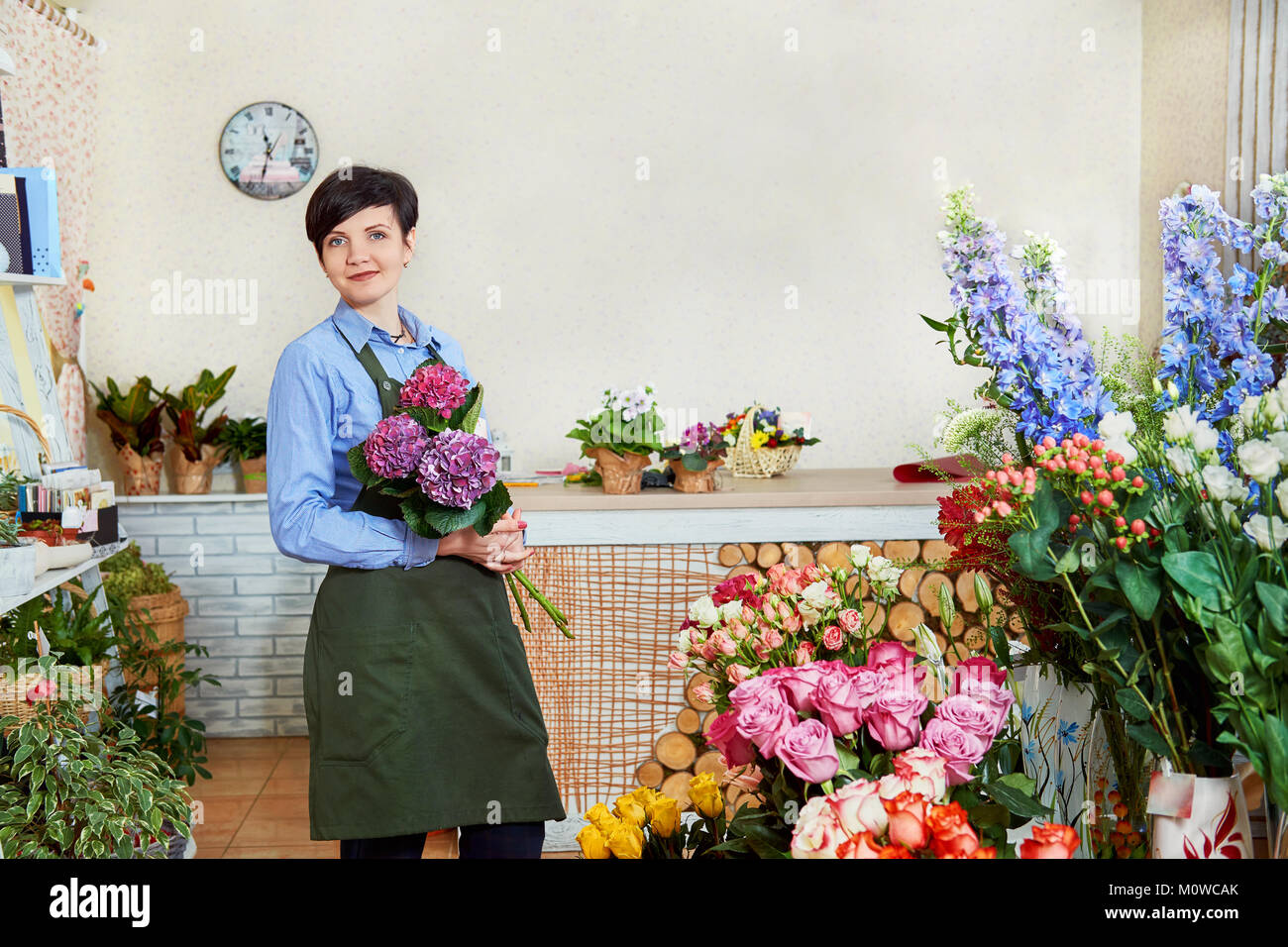 Petite Fleur d'affaires. Les femmes travaillant dans le magasin de fleurs. Place pour le texte ou l'ads Banque D'Images