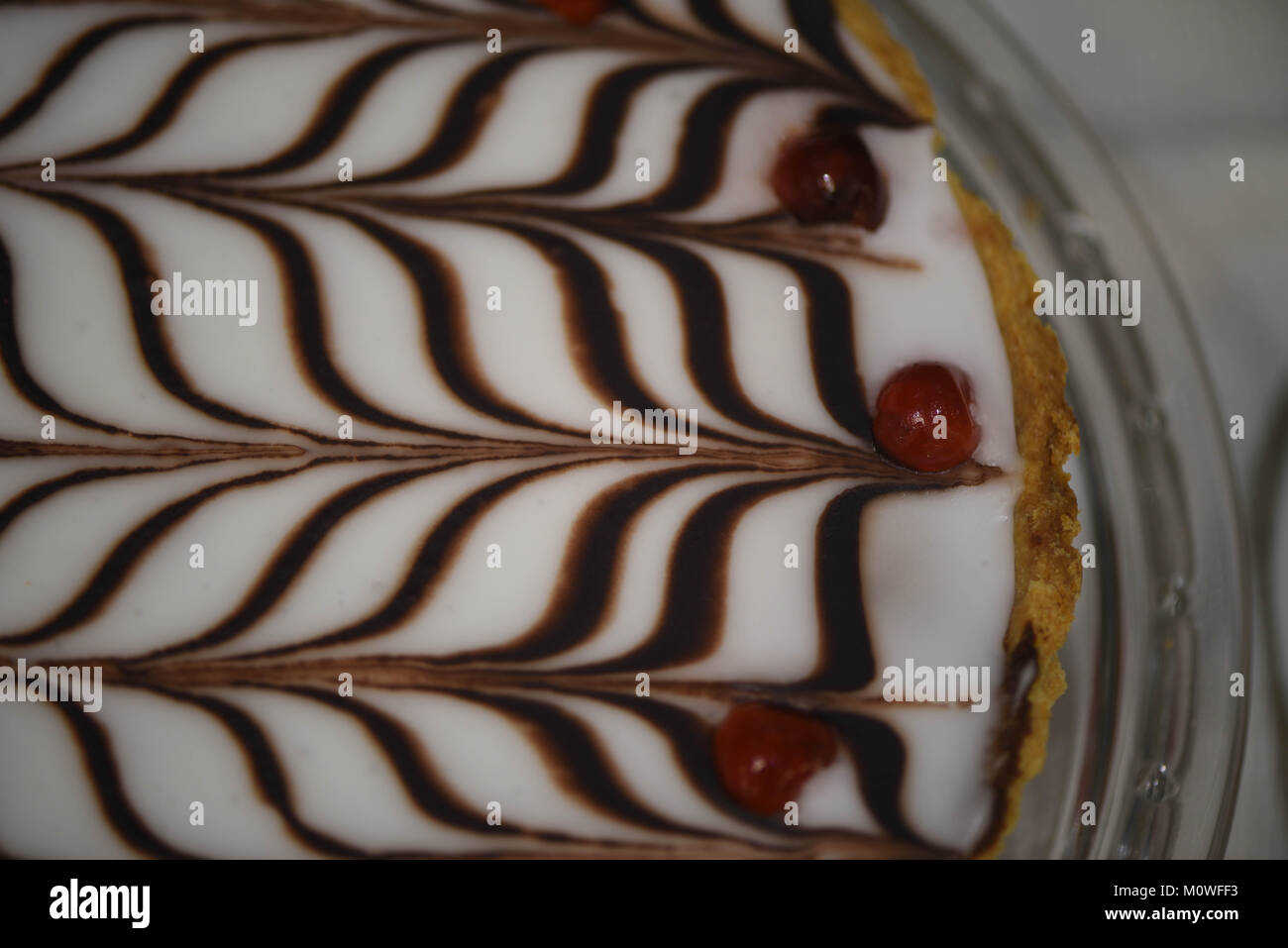 La Photographie Culinaire D Un Gateau Fait Maison Tarte Bakewell Avec Pate Brisee Frangipane Et Amandes Chocolat Glace Avec Un Motif De Remplissage Et De Cerises Photo Stock Alamy