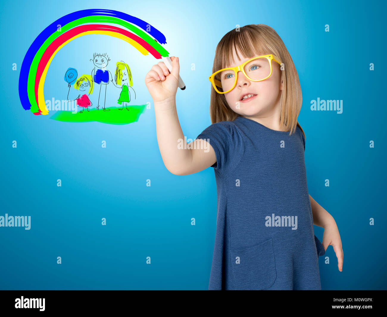 Cute little girl à verres jaunes s'appuie elle-même et sa famille et d'un arc-en-ciel lumineux sur le verre. Banque D'Images