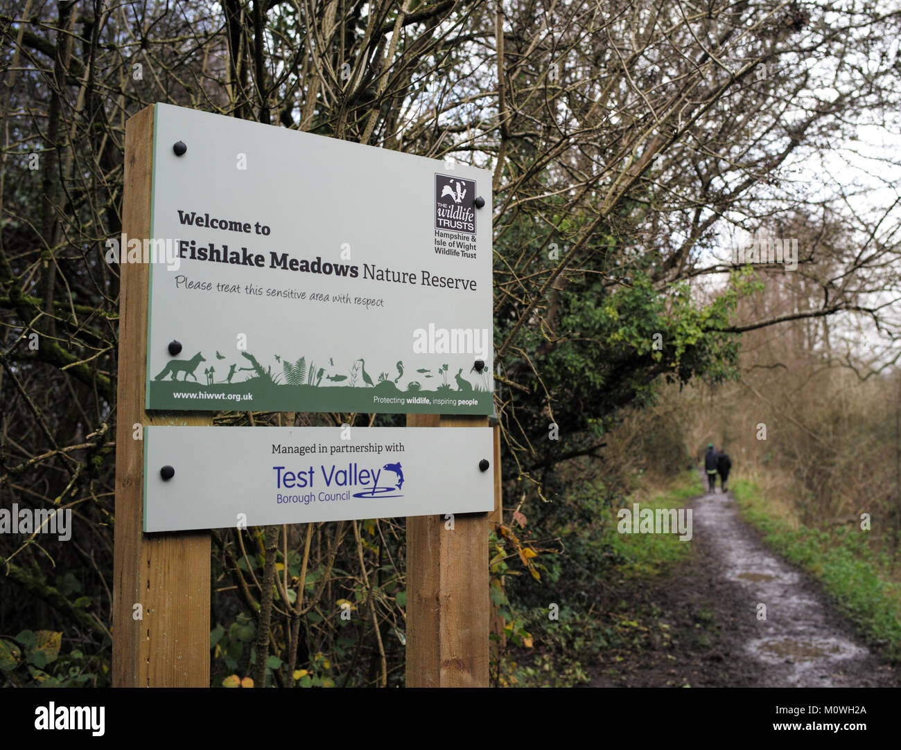Un panneau d'information qui marque l'entrée à Fishlake Meadows réserve naturelle le long du canal de Romsey Hampshire. Banque D'Images