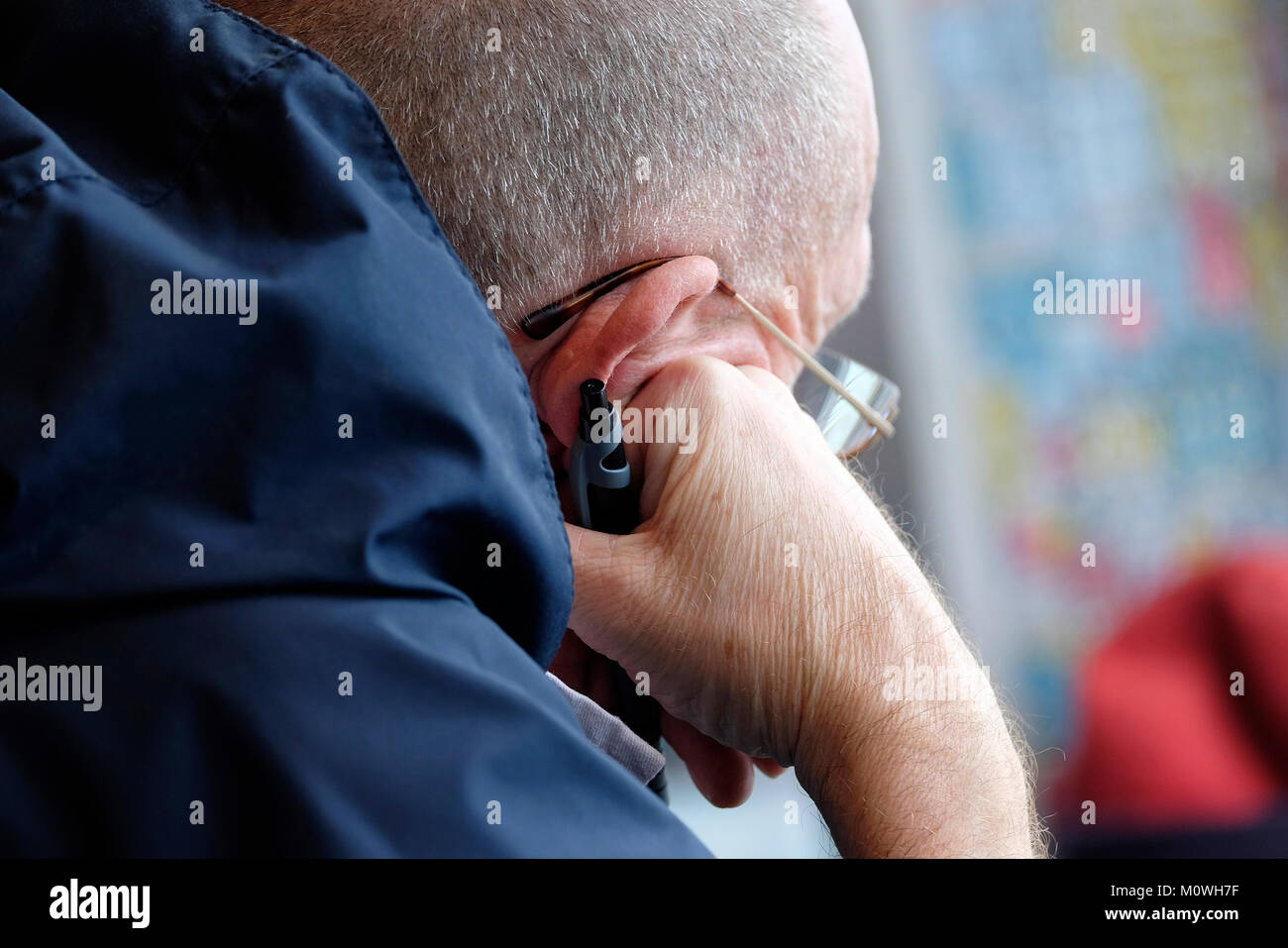 Senior male personne pensant Banque D'Images