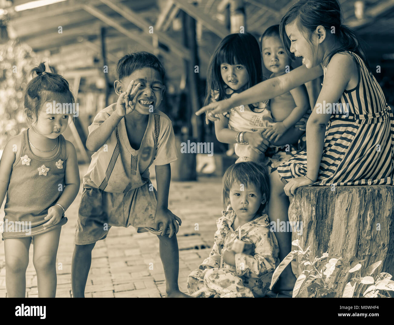 SIEM REAP, Cambodge - 2 mai : enfants non identifiés de Cambodgiens à spean kabal le 2 mai 2015 à Siem Reap, Cambodge Banque D'Images