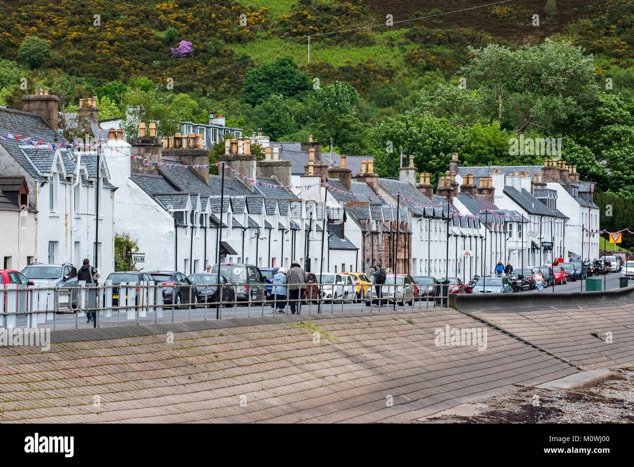 Maisons Blanches, Hôtels et pubs dans la rue principale du village de pêcheurs d'Ullapool, à Ross-shire, Highlands, Scotland, UK Banque D'Images