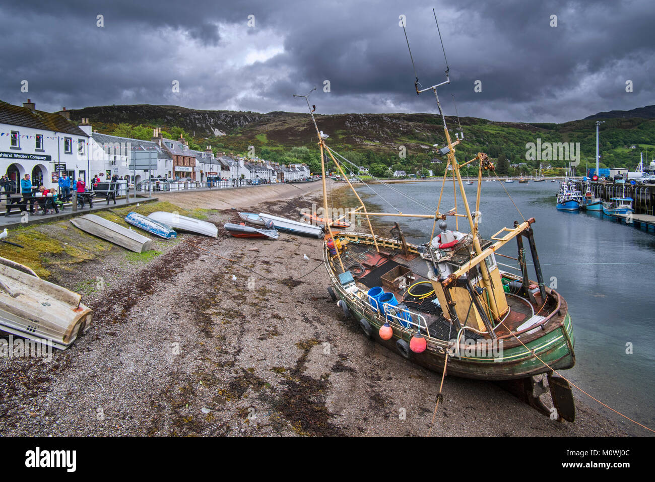 Maisons Blanches, Hôtels et pubs dans la rue principale du village de pêcheurs d'Ullapool, à Ross-shire, Highlands, Scotland, UK Banque D'Images