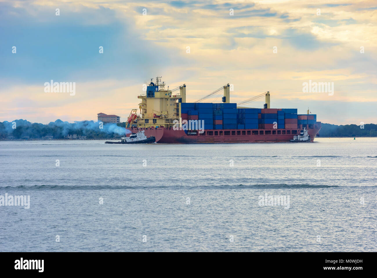 Deux remorqueurs l'escorte d'un cargo dans le port de Panama City, Floride Banque D'Images