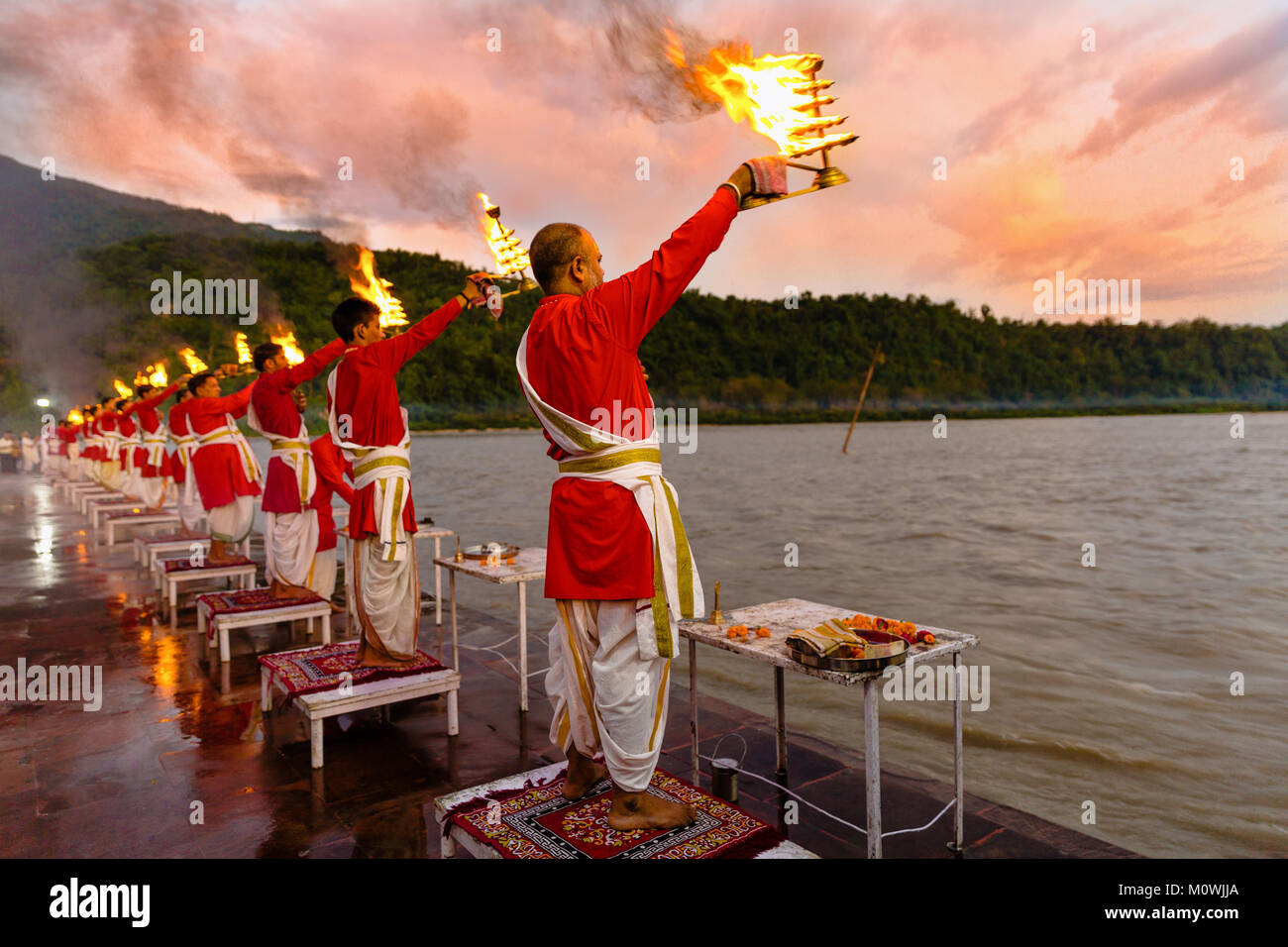 Rishikesh, Uttarakhand - 03 août 2016 : des prêtres en robe rouge dans la ville sainte de Rishikesh dans Uttarakhand, Inde au cours de la cérémonie de la lumière du soir Banque D'Images