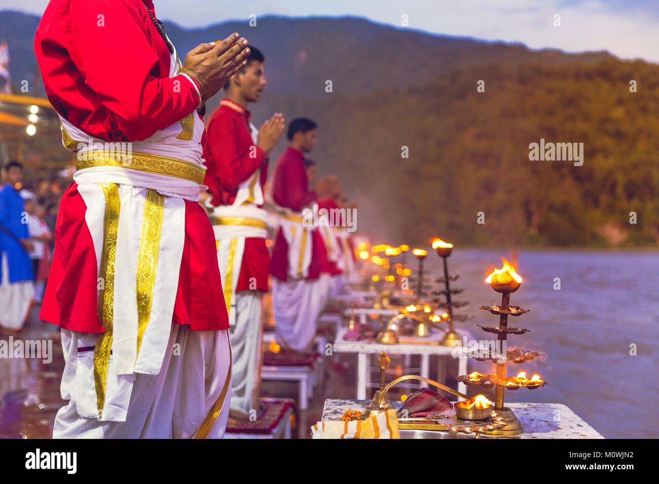 Rishikesh, Uttarakhand - 03 août 2016 : des prêtres en robe rouge dans la ville sainte de Rishikesh dans Uttarakhand, Inde au cours de la cérémonie de la lumière du soir Banque D'Images