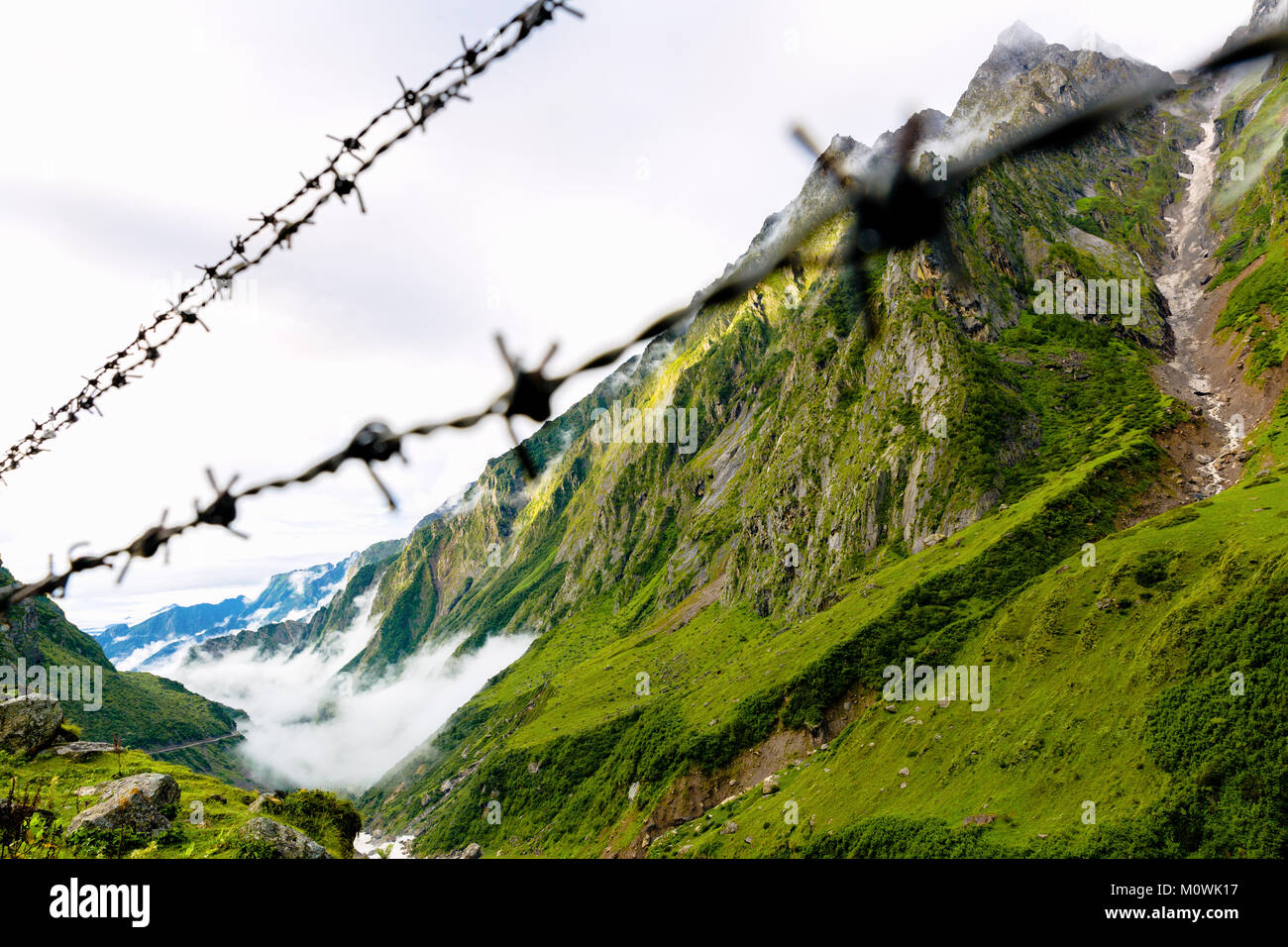 Une perspective de droit du lieu saint Badrinath montagnes en Uttarakhand,Himalaya. Peuvent être utilisées pour décrire l'agitation ou de conflit ou les problèmes de frontières en Inde Banque D'Images